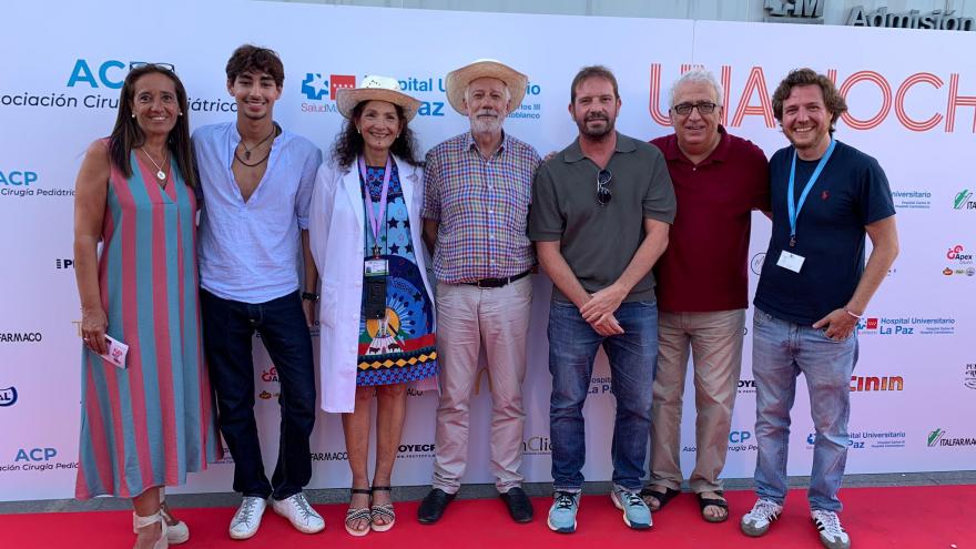 Foto de grupo de actores, profesionales del Hospital La Paz y patrocinadores.