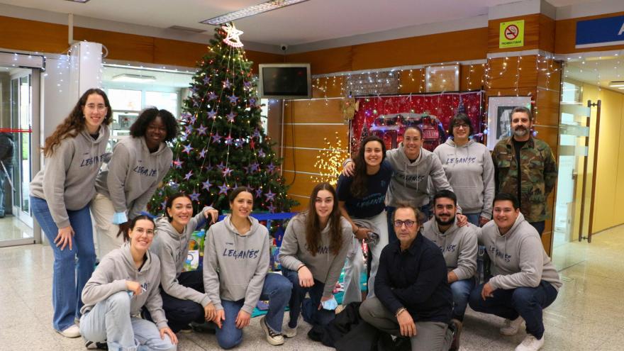 Jugadoras del Club Baloncesto de Leganés en el Hospital Severo Ochoa en Navidad 2024