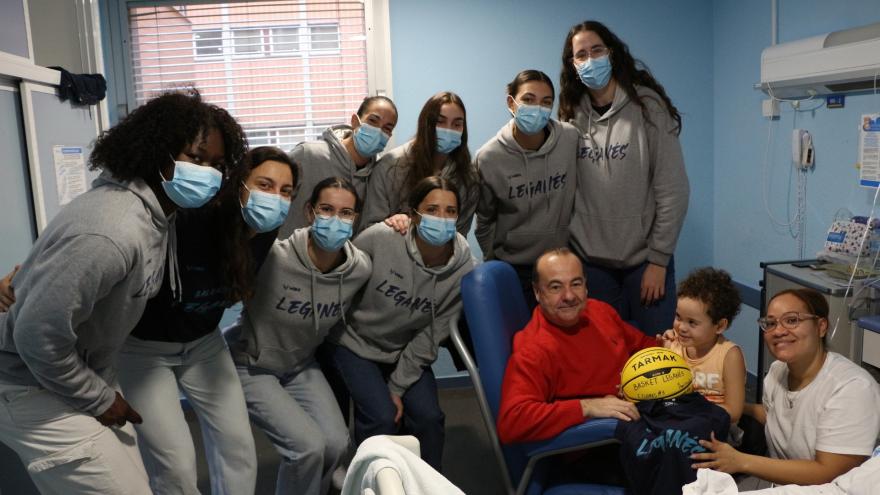 Jugadoras del Club Baloncesto de Leganés en el Hospital Severo Ochoa con paciente pediátrico