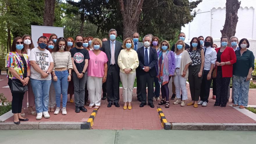 La consejera Concepción Dancausa con representantes del convenio