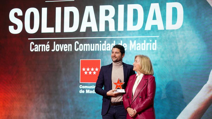 La consejera Concha Dancausa con uno de los premiados 