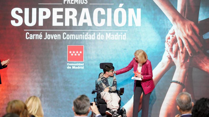 La consejera Concha Dancausa con uno de los premiados 
