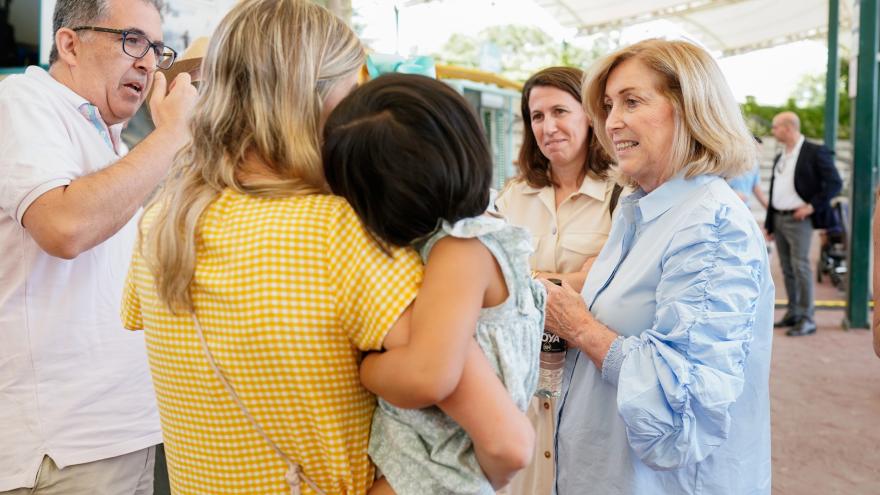  La consejera Concepción Dancausa saluda a una familia