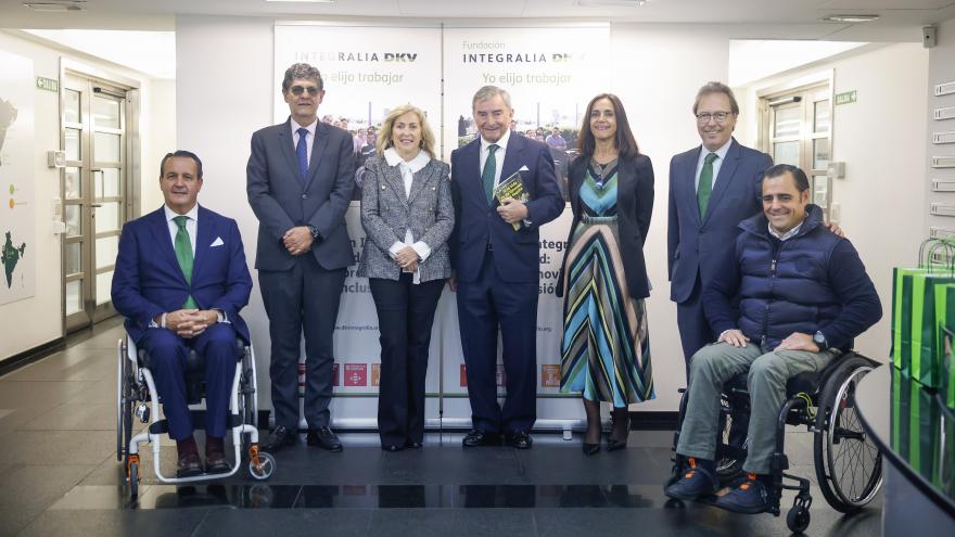 La consejera Concha Dancausa hablando con los trabajadores de la fundaciónLa consejera Concha Dancausa con responsables de la fundación