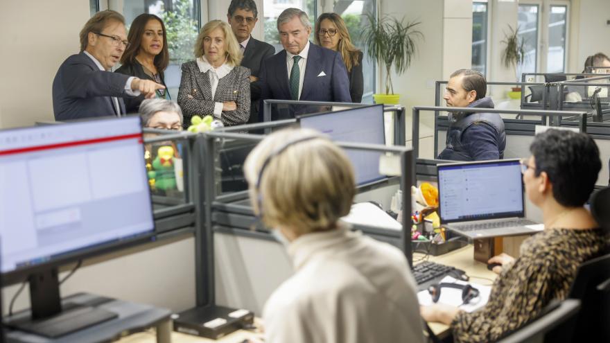 La consejera Concha Dancausa hablando con los trabajadores de la fundación