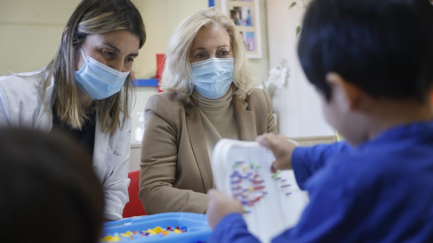La consejera escuchando a un niño