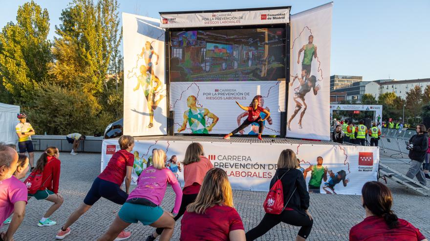 III Carrera Prevención Riesgos Laborales Comunidad de Madrid personas haciendo estiramientos