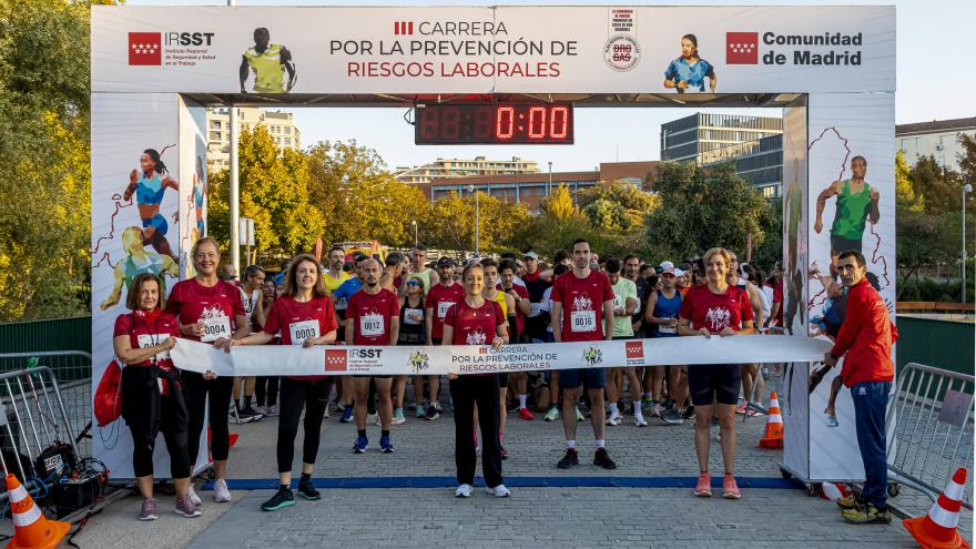 III Carrera Prevención Riesgos Laborales Comunidad de Madrid Cinta de salida con corredores