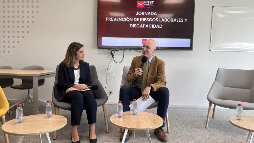 Jornada Prevención Riesgos Laborales y Discapacidad Ponentes sentados durante la jornada