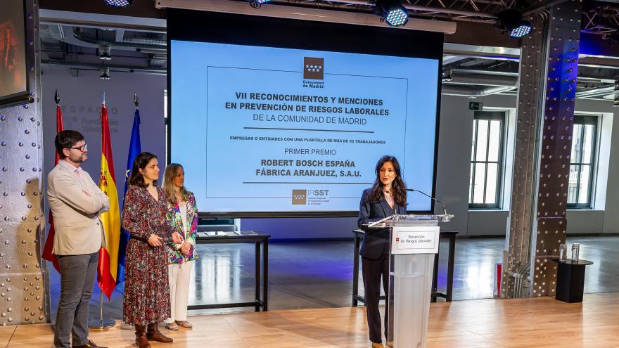 Premiado sobre escenario pronunciando unas palabras