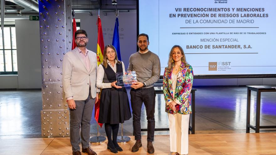 Autoridades y premiados con reconocimiento 