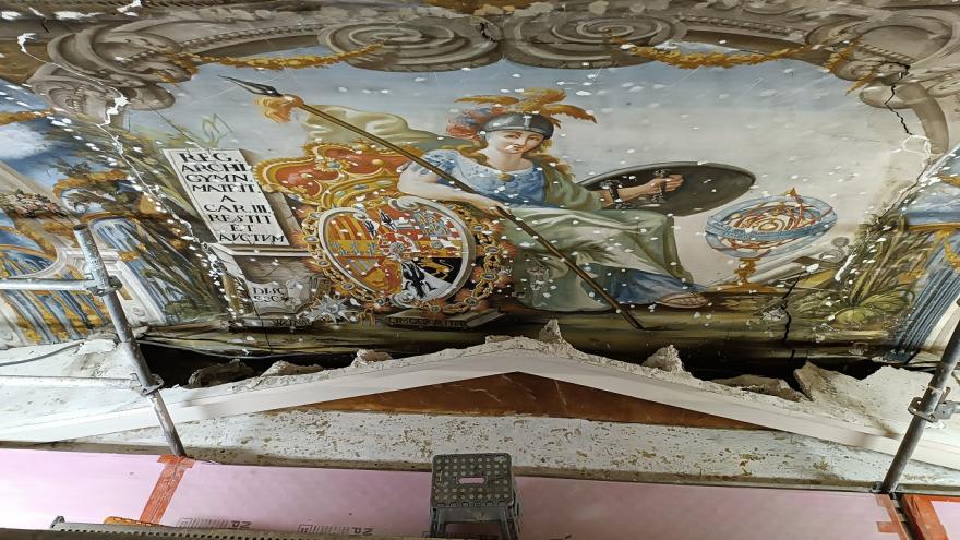 fragmento de pintura mural con frontón triangular