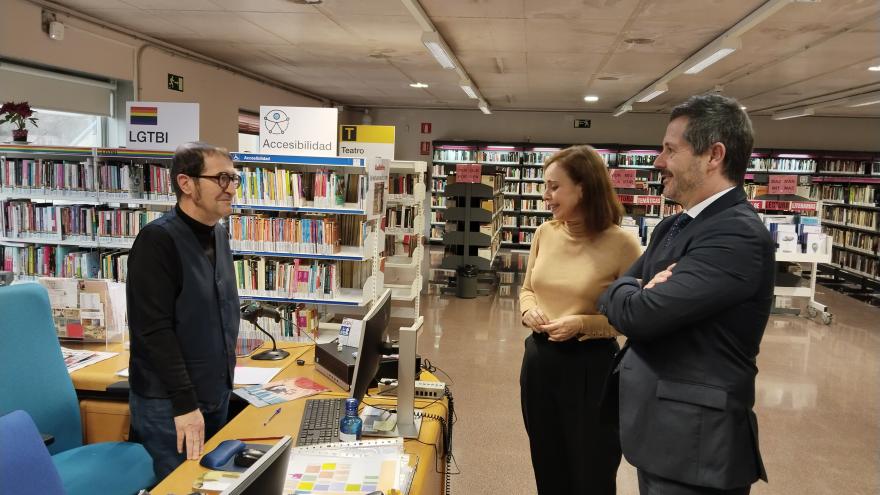 El consejero conversa con personas en una de las bibliotecas regionales