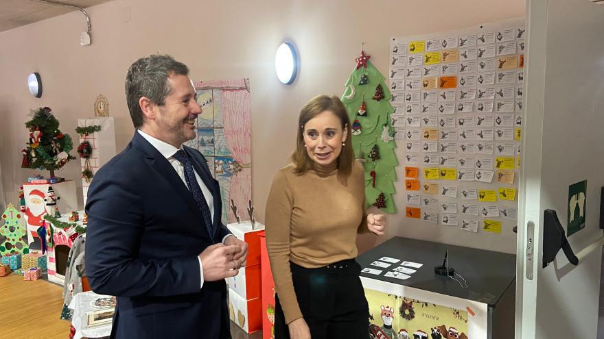 El consejero conversa con una persona en una de las bibliotecas regionales
