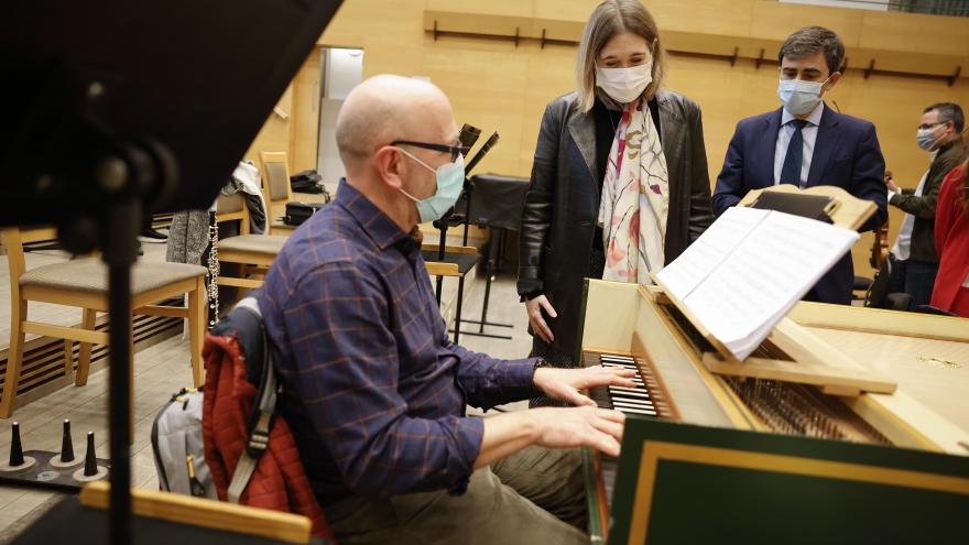La consejera observa un ensayo de la orquesta