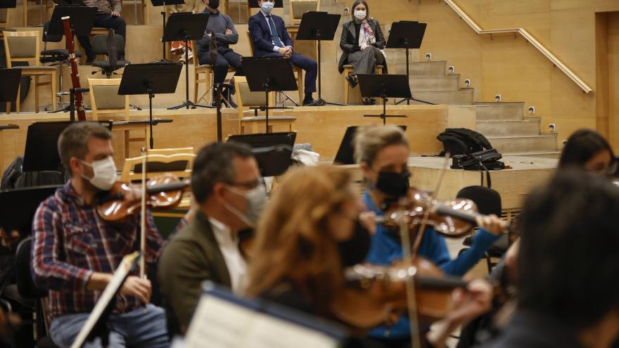 La consejera observa un ensayo de la orquesta