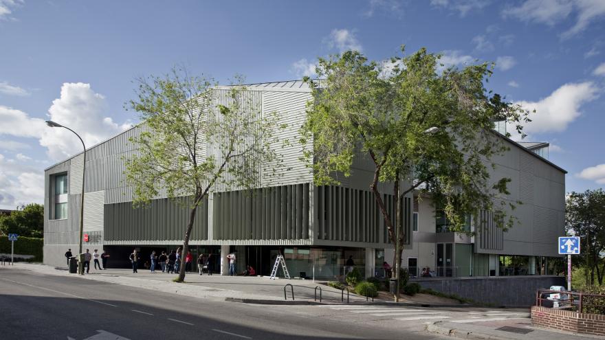 Una biblioteca pública de la Comunidad de Madrid vista desde afuera