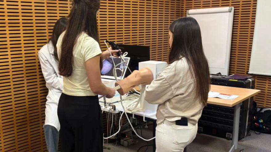 Alumnos practicando en el curso