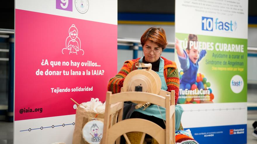 Una de las encargadas de presentar una de las campañas 
