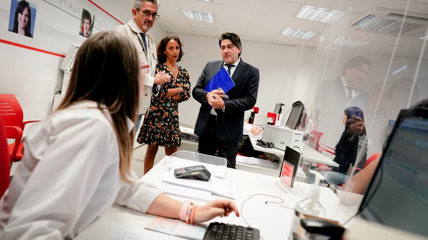 El consejero David Pérez conversa con unos trabajadores de Metro