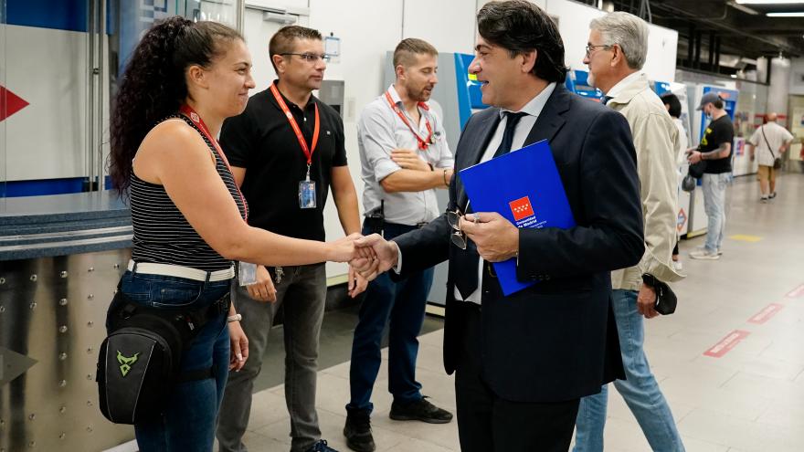 El consejero David Pérez conversa en su visita al Metro