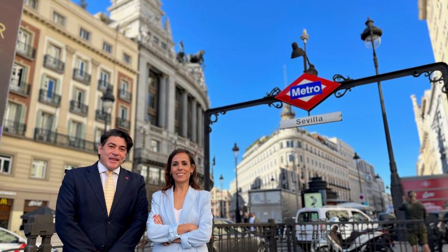 El consejero David Pérez a las puertas del metro