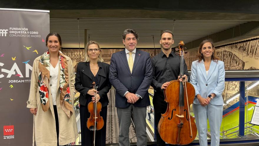 El consejero David Pérez con los músicos