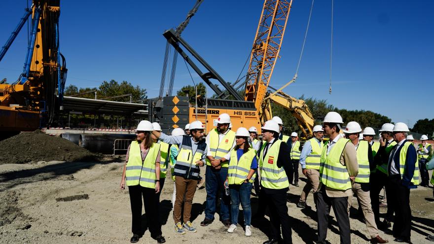 El consejero de Transportes ha visitado hoy las obras que unirán Villaverde Alto con El Casar, con 2,6 nuevos kilómetros de vías
