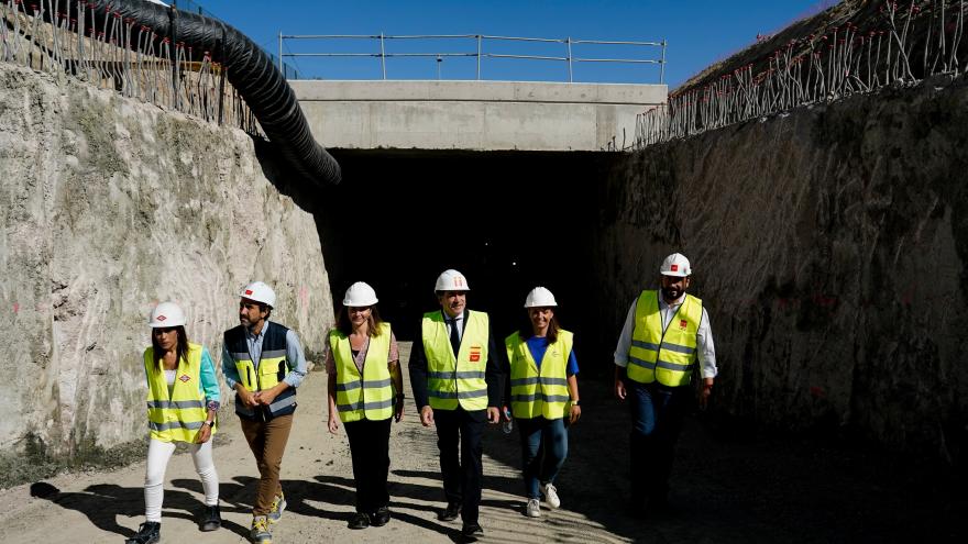 El consejero de Transportes ha visitado hoy las obras que unirán Villaverde Alto con El Casar, con 2,6 nuevos kilómetros de vías
