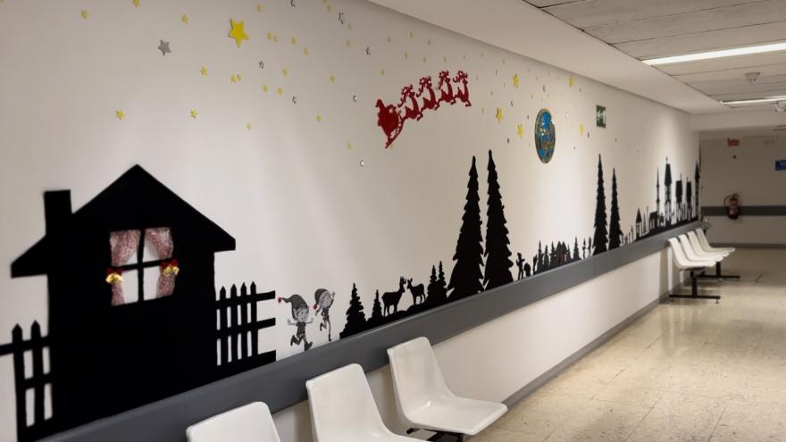 Como si se paseara por las ilustraciones de un cuento navideño, decorada del área de Radiología