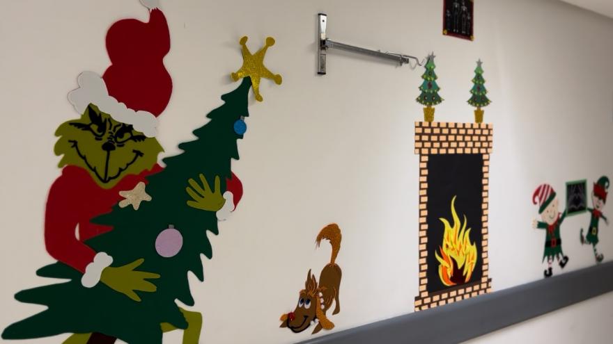 Con motivos navideños, decoradas las paredes del área de radiología 