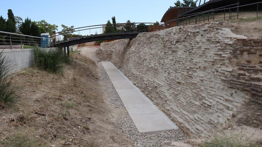 foso de castillo con puente levadizo