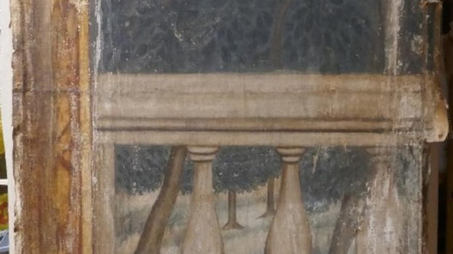 Detalle de un panel del biombo antes de su restauración
