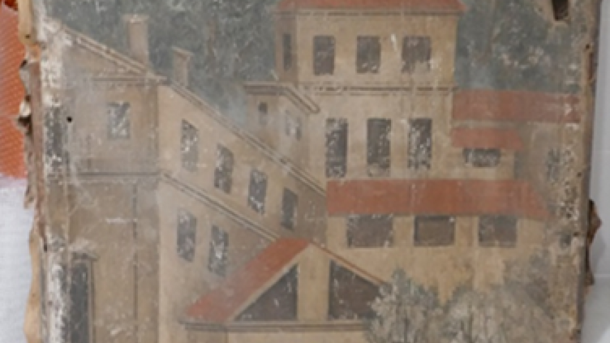 Detalle de un panel del biombo antes de su restauración, se aprecia una parte del edificio
