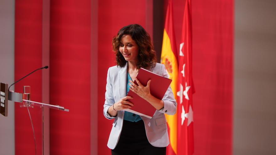 La presidenta entrando a la rueda de prensa