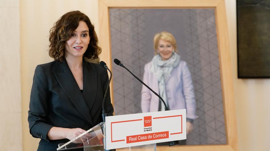 La presidenta y Esperanza Aguirre delante del retrato