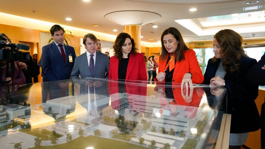 La presidenta en su visita a la farmacéutica 