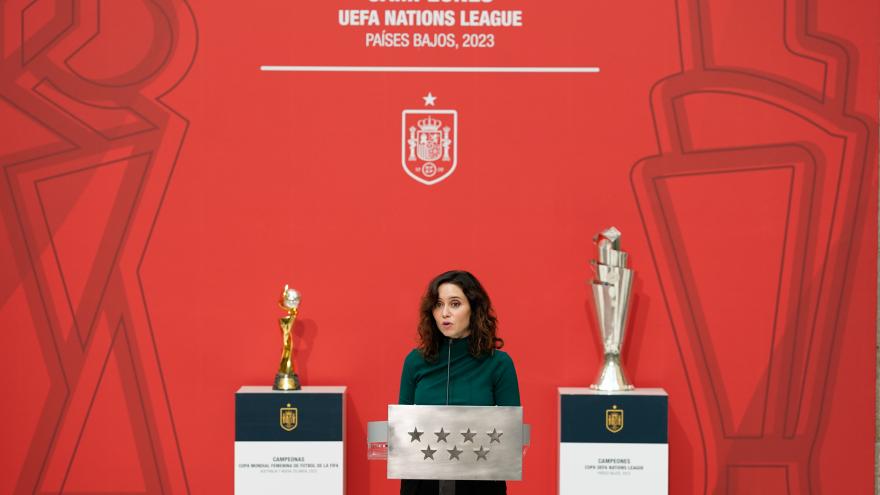 La presidenta con las copas durante su intervención