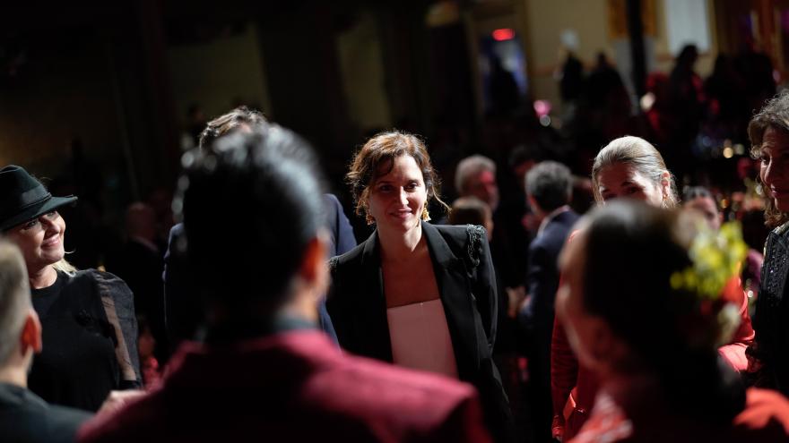 La presidenta conversa con los artistas