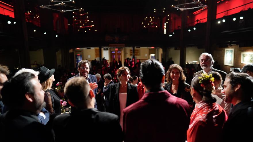 La presidenta conversa con los artistas