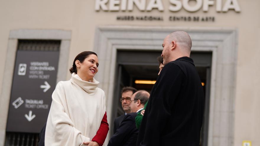 La presidenta en la entrada del museo