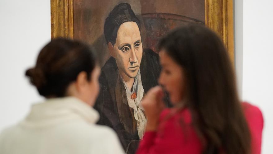 La presidenta junto a sus Majestades los Reyes en la exposición