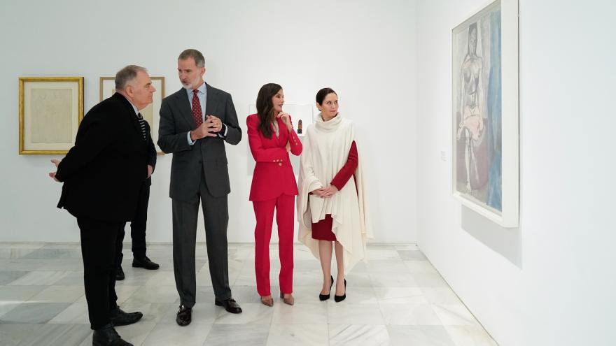 La presidenta junto a sus Majestades los Reyes en la exposición