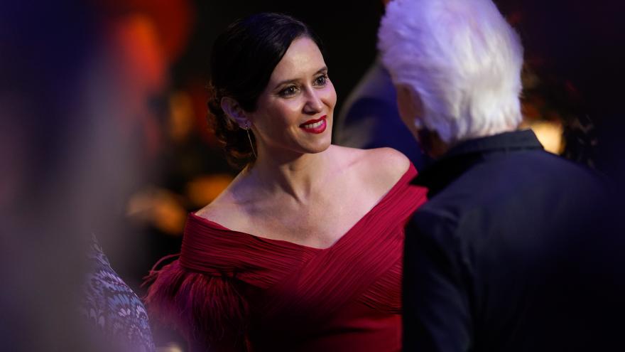 La presidenta durante la gala conversa con Carolina Herrera