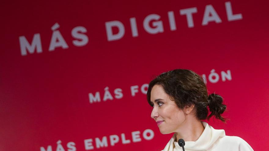 La presidenta durante su visita a la oficina de empleo en Vallecas