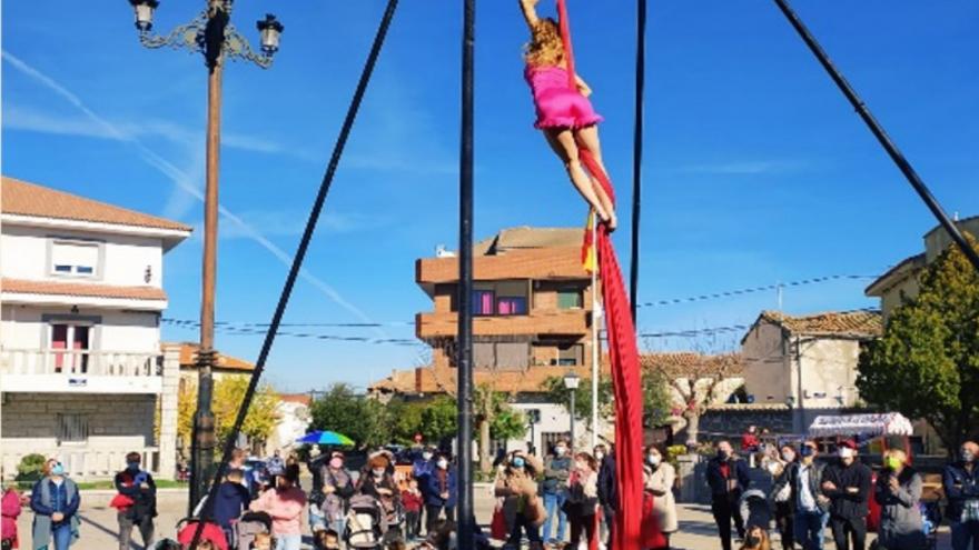 Personas en la calle disfrutando de espectáculo comercios mágicos 2021