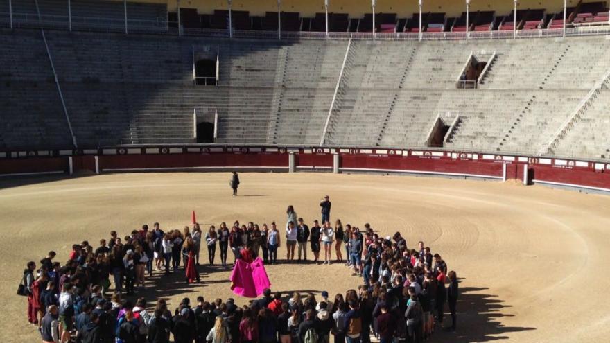 Un grupo de jóvenes franceses conociendo, por la mañana, la historia de Las Ventas