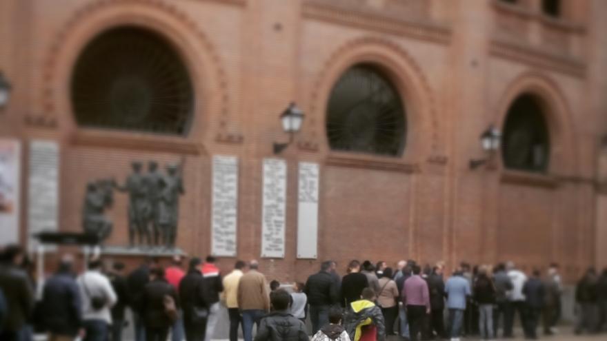 Aficionados esperando en el Patio de Caballos para entrar en el apartado de los toros