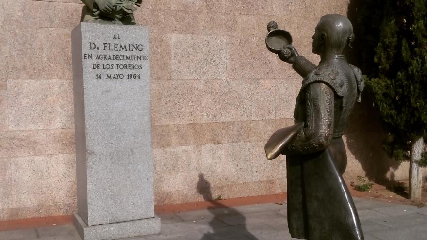 Escultura homenaje al Doctor Fleming, el "ángel" de los toreros