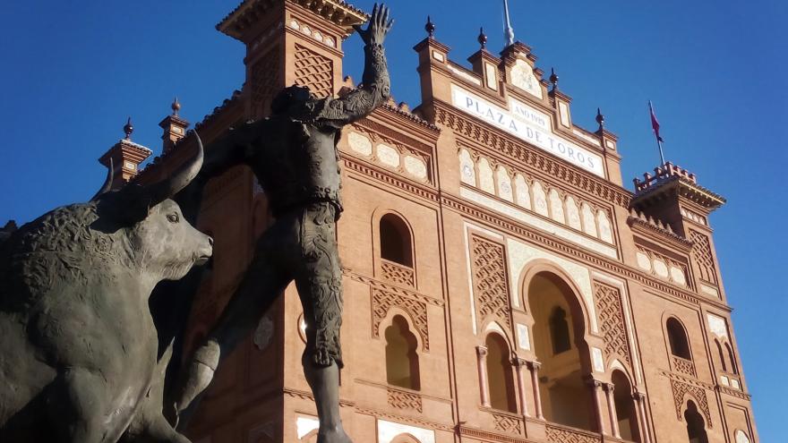 La fachada de Las Ventas, siempre custodiada por la estatua de "Yiyo"